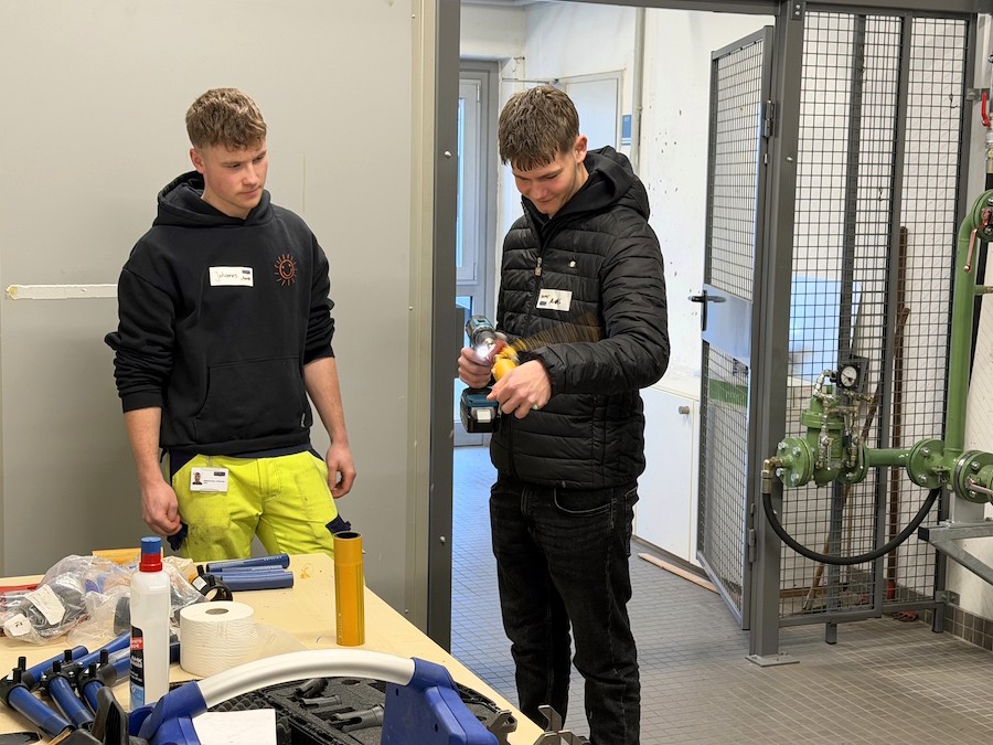 Azubi Johannes (links) zeigt einem Schüler beim Jump-in Tag 2026, was ihn bei einer Ausbildung bei der Rhein-Sieg-Netz GmbH erwartet (Bild Stefan Boeing)